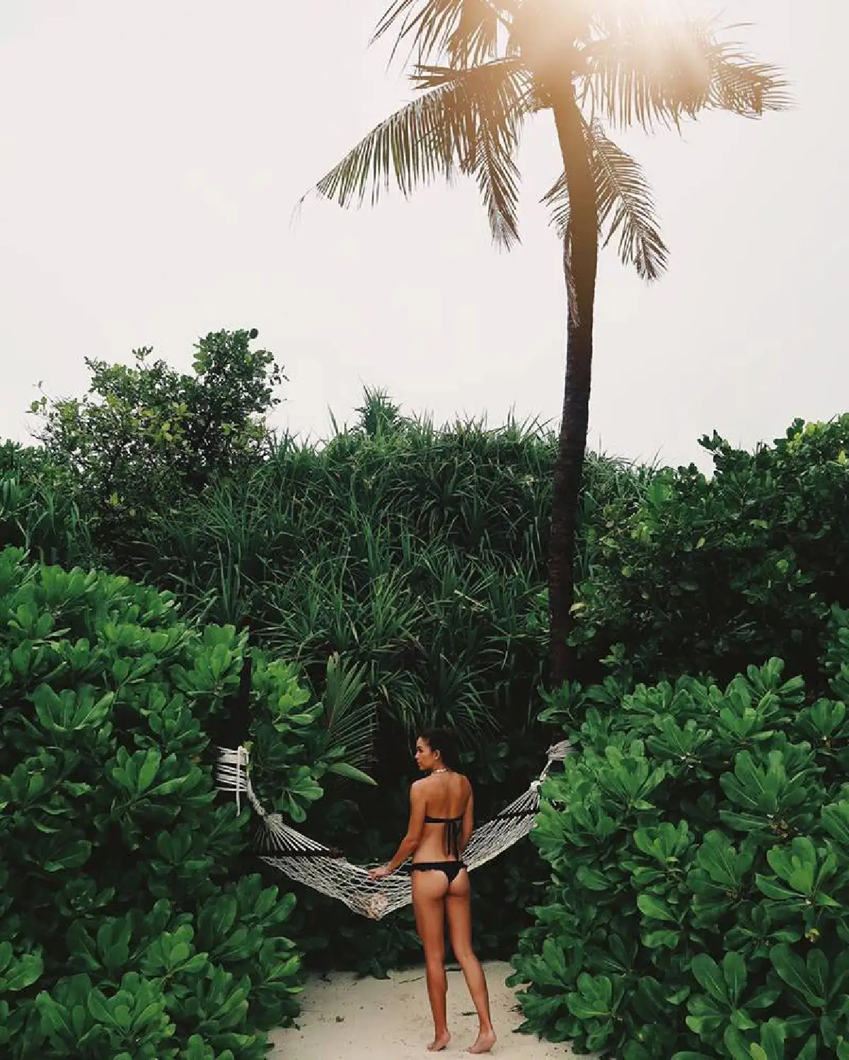 เทย่า โรเจอร์ส นุ่งบิกินี่ตัวจิ๋วอวดบั้นท้ายเด้งกลมกลึงริมหาด 