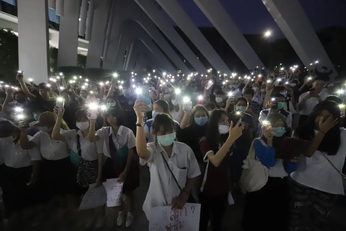 แฟลชม็อบ'นักเรียน-นักศึกษา'แรงต่อเนื่องผนึกพลังเรียกร้องประชาธิปไตยไล่เผด็จการ