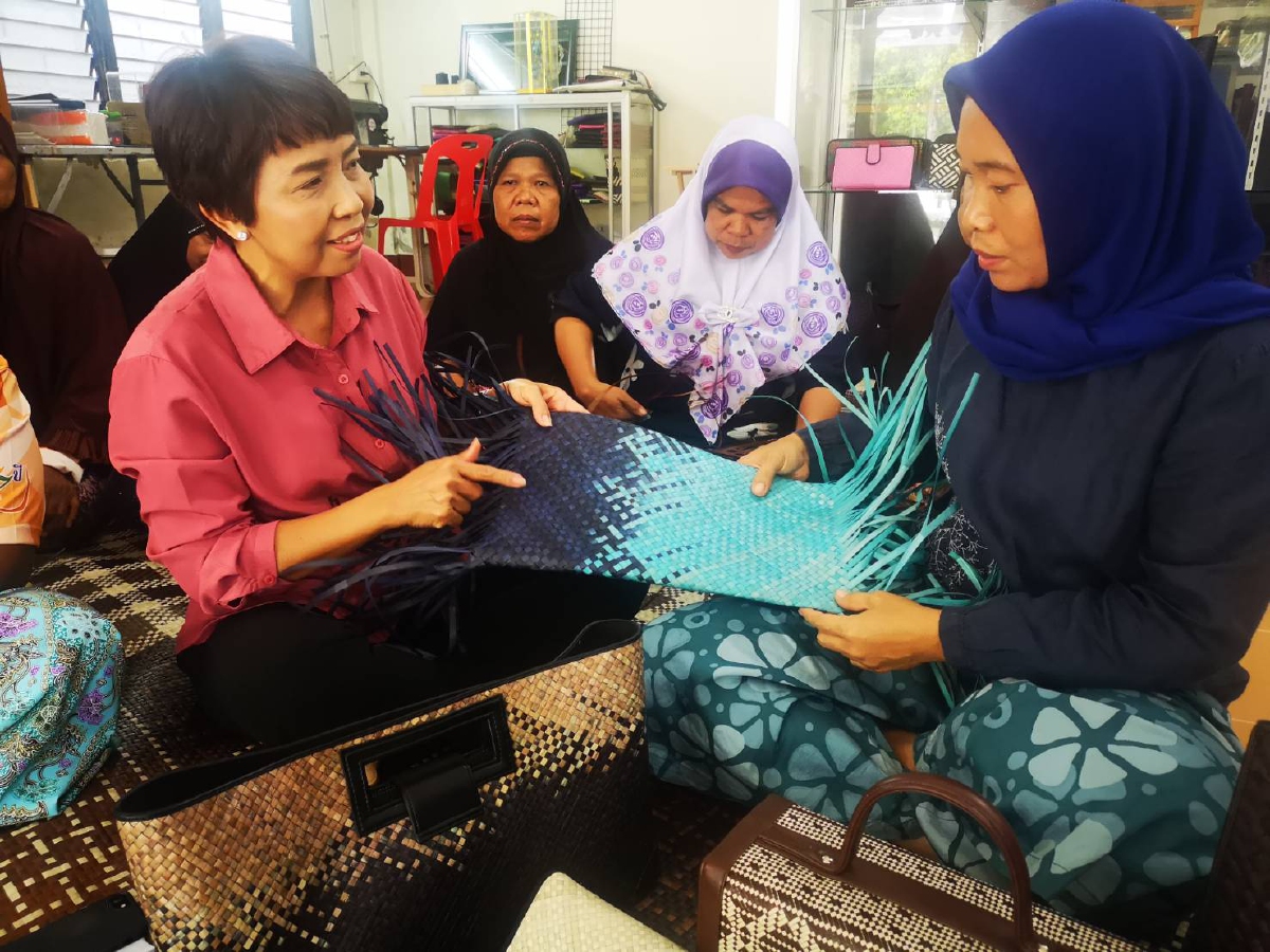 พาณิชย์ตรังเปิดช่องทางทั้งออฟไลน์และออนไลน์ขยายตลาดสินค้าชุมชน พาณิชย์ตรังเปิดช่องทางทั้งออฟไลน์และออนไลน์ขยายตลาดสินค้าชุมชน