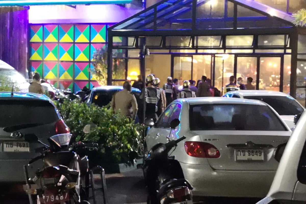 วุ่นทั้งเมืองตรัง ชายชาวจีนมีไข้สูงเที่ยวผับถูกนำไปกักตัวตรวจเชื้อโควิด-19