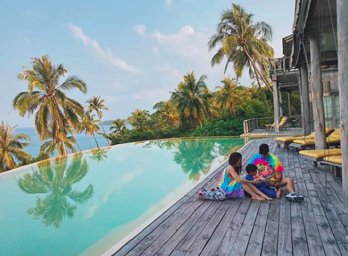 ด้านหลังยังขนาดนี้! “ลิเดีย” นอนอาบแดดแซ่บทะลุชุดตาข่ายออกมา