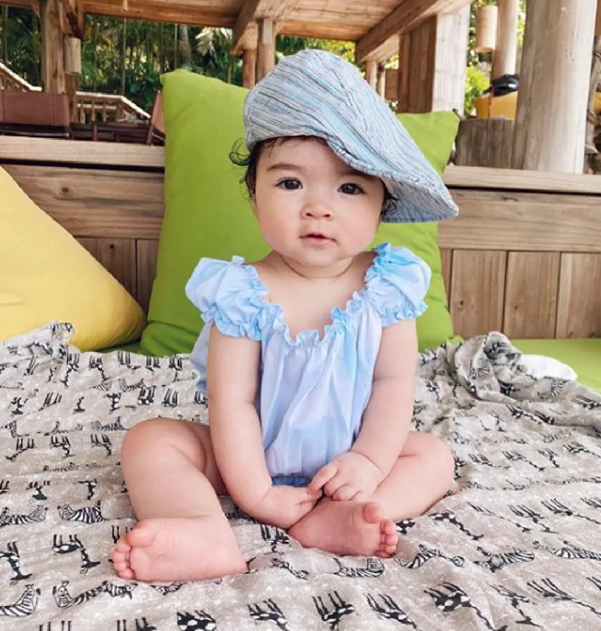 ด้านหลังยังขนาดนี้! “ลิเดีย” นอนอาบแดดแซ่บทะลุชุดตาข่ายออกมา