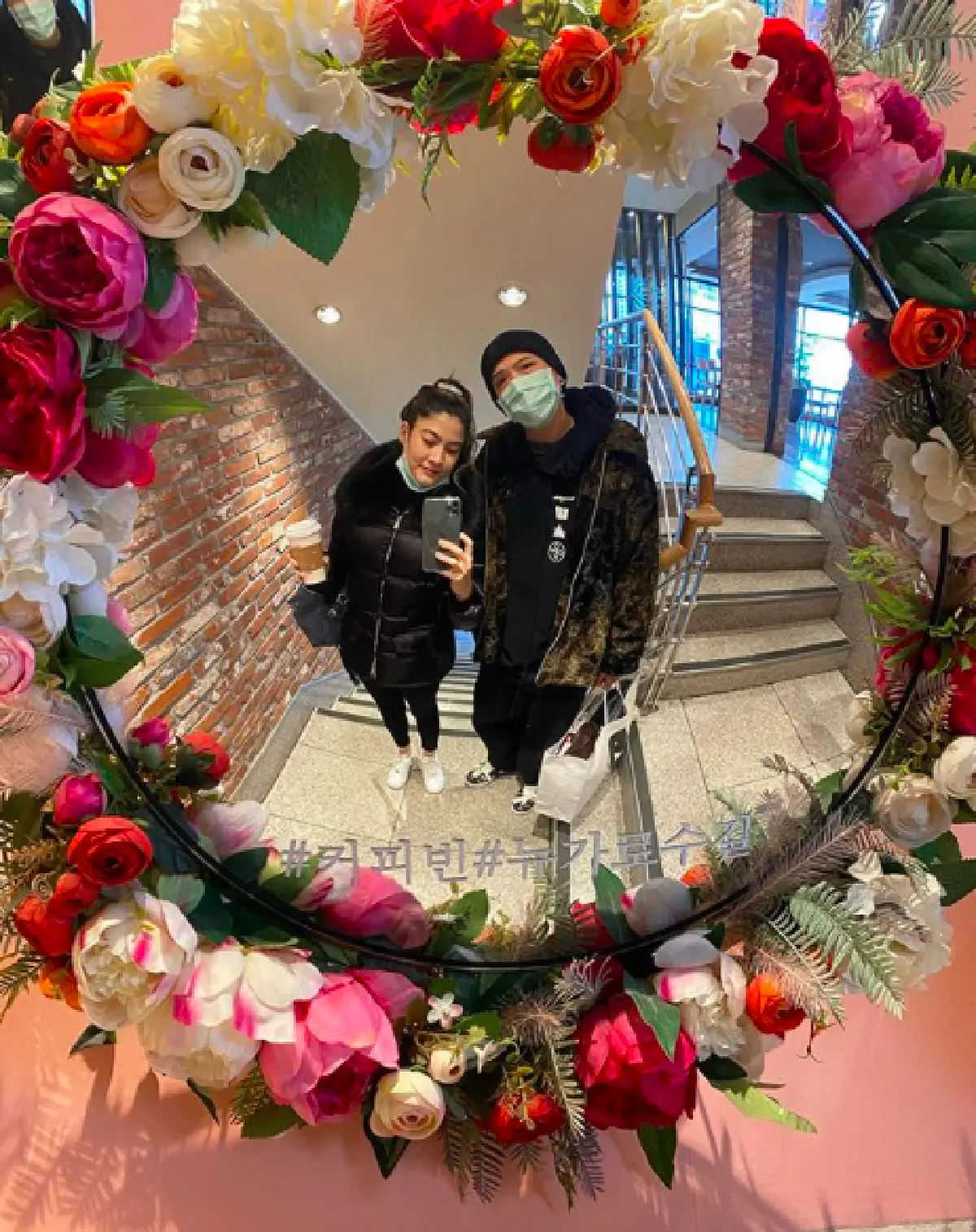 ดราม่าเดือด! “ป๊อก ภัสสรกรณ์” ขึ้นไปเหยียบเก้าอี้สาธารณะเพื่อถ่ายรูป