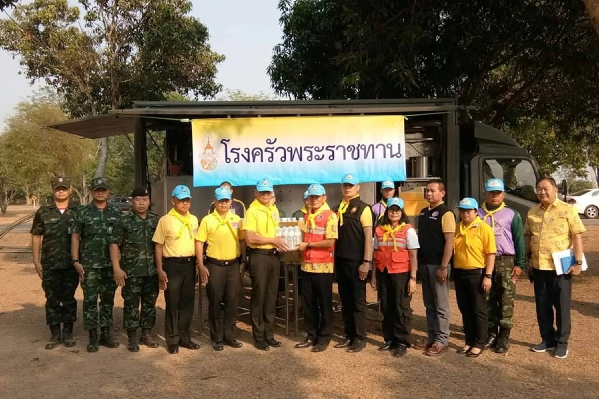 ในหลวงโปรดเกล้าฯตั้งโรงครัวพระราชทานเลี้ยงเจ้าหน้าที่ดับไฟป่าเขาใหญ่ ในหลวงโปรดเกล้าฯตั้งโรงครัวพระราชทานเลี้ยงเจ้าหน้าที่ดับไฟป่าเขาใหญ่