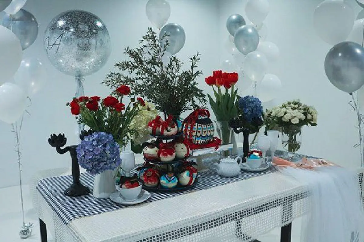 วีเจจ๋า น้ำตาแตก! แก๊งพื่อนสาวบุกเซอร์ไพรส์จัดปาร์ตี้สละโสดให้ถึงสตูดิโอ