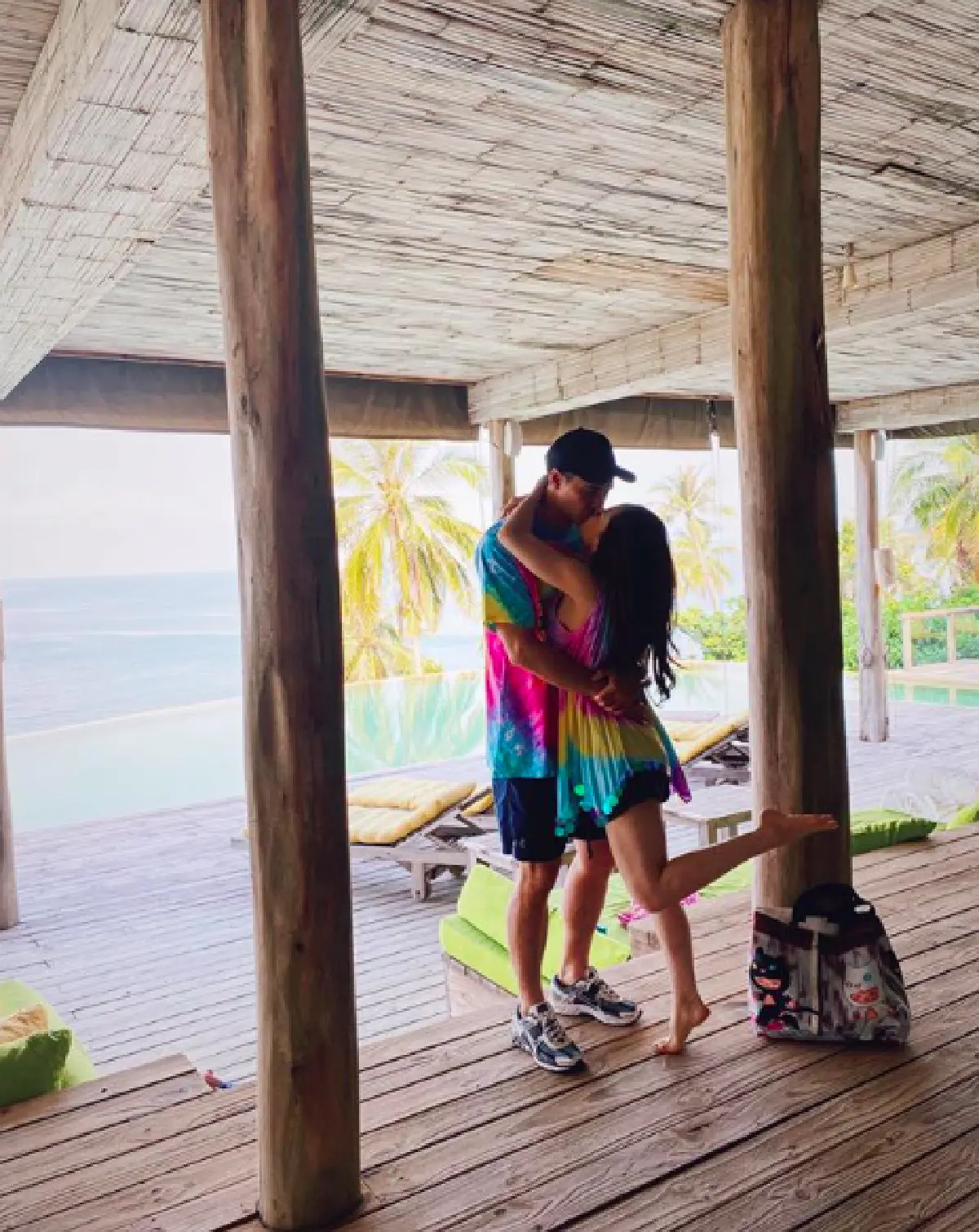 ด้านหลังยังขนาดนี้! “ลิเดีย” นอนอาบแดดแซ่บทะลุชุดตาข่ายออกมา