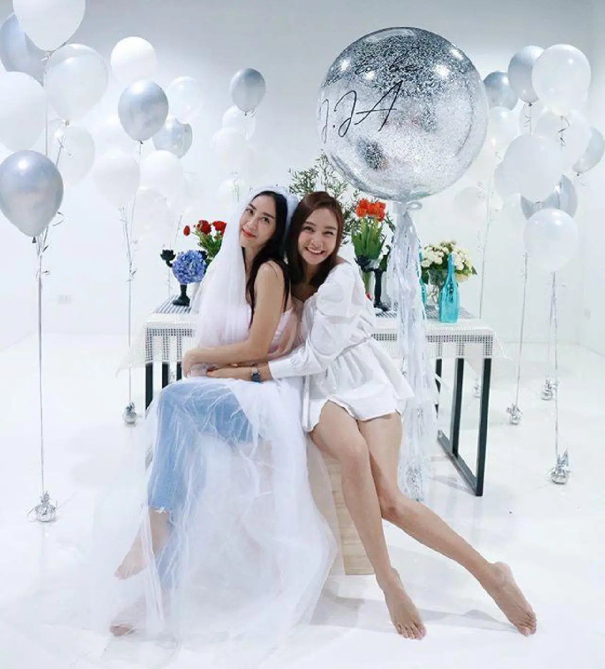 วีเจจ๋า น้ำตาแตก! แก๊งพื่อนสาวบุกเซอร์ไพรส์จัดปาร์ตี้สละโสดให้ถึงสตูดิโอ