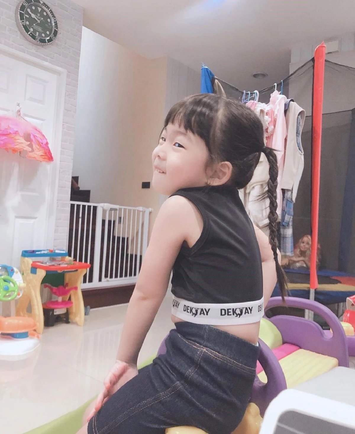 น่าเอ็นดู! น้องเป่าเปา โพสท่าจริงจังให้ แม่กุ๊บกิ๊บ ถ่ายให้บอกอยากจะเซ็กซี่บ้าง 