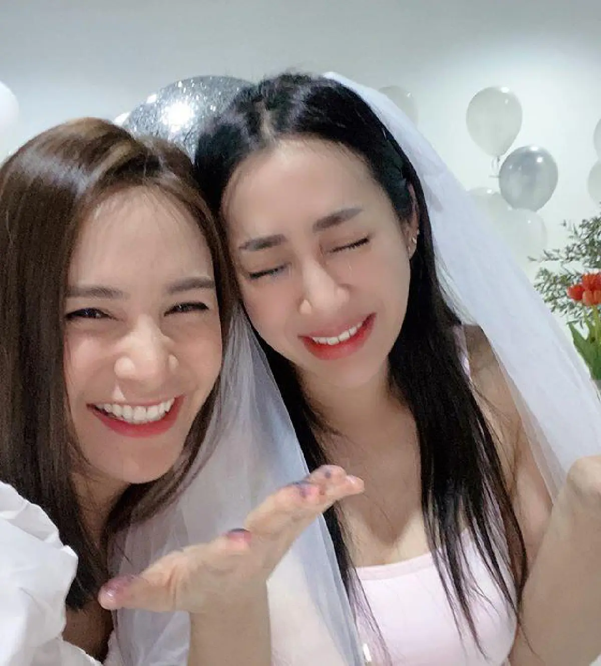 วีเจจ๋า น้ำตาแตก! แก๊งพื่อนสาวบุกเซอร์ไพรส์จัดปาร์ตี้สละโสดให้ถึงสตูดิโอ