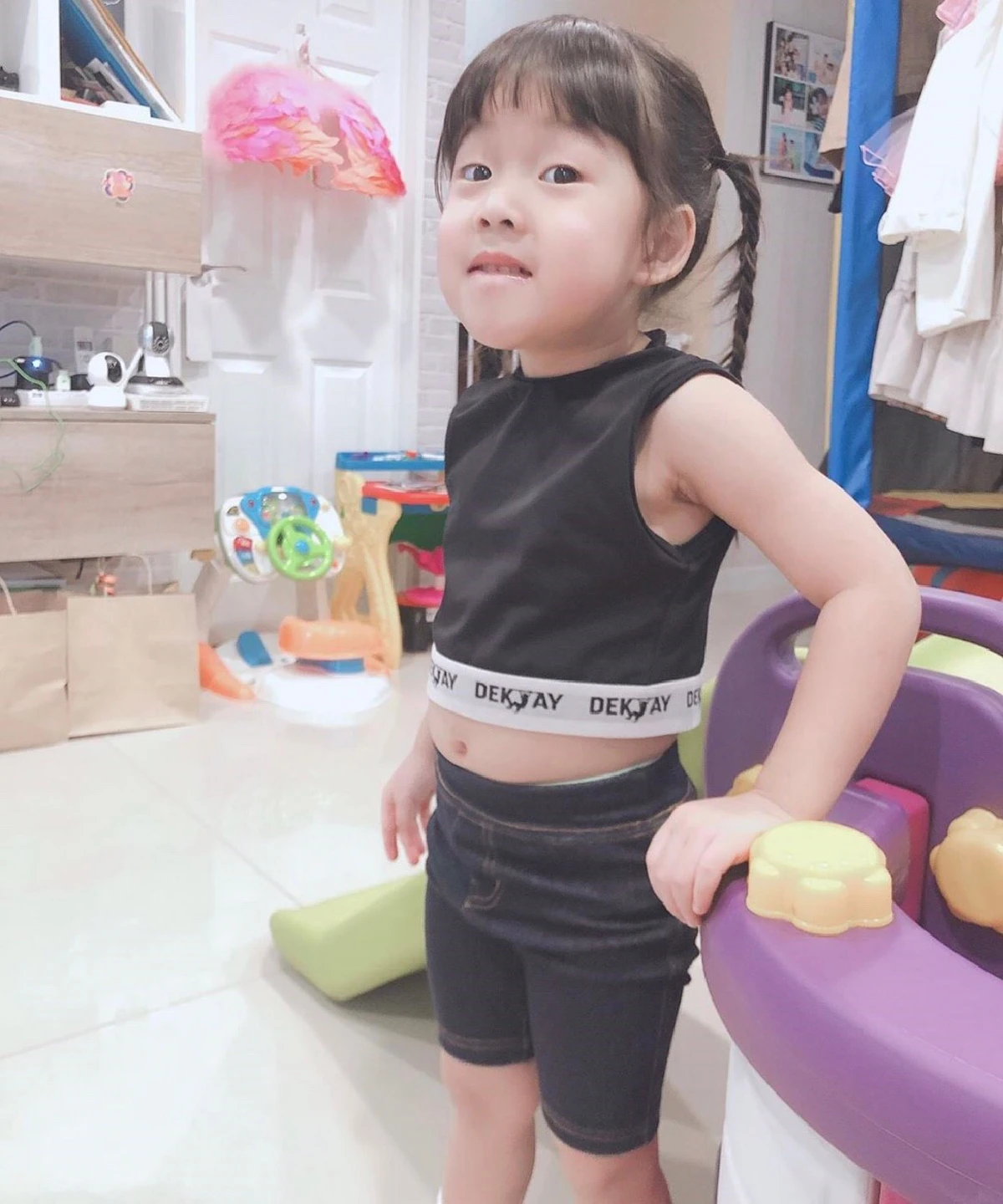 น่าเอ็นดู! น้องเป่าเปา โพสท่าจริงจังให้ แม่กุ๊บกิ๊บ ถ่ายให้บอกอยากจะเซ็กซี่บ้าง 