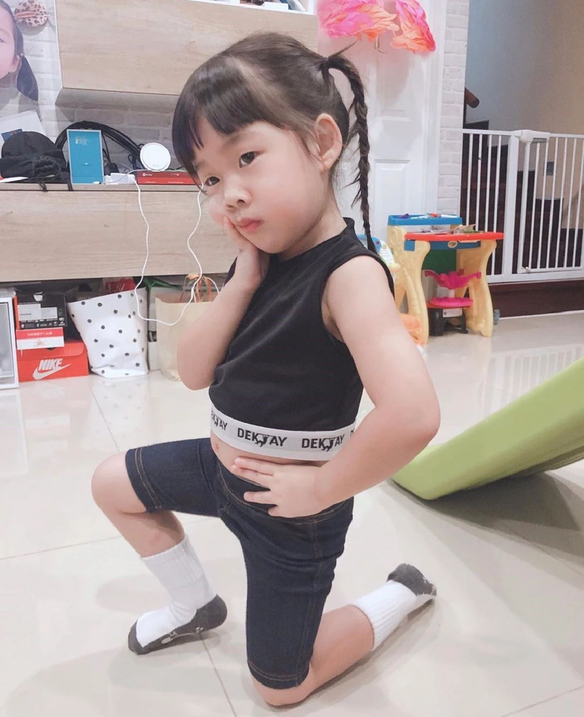 น่าเอ็นดู! น้องเป่าเปา โพสท่าจริงจังให้ แม่กุ๊บกิ๊บ ถ่ายให้บอกอยากจะเซ็กซี่บ้าง 