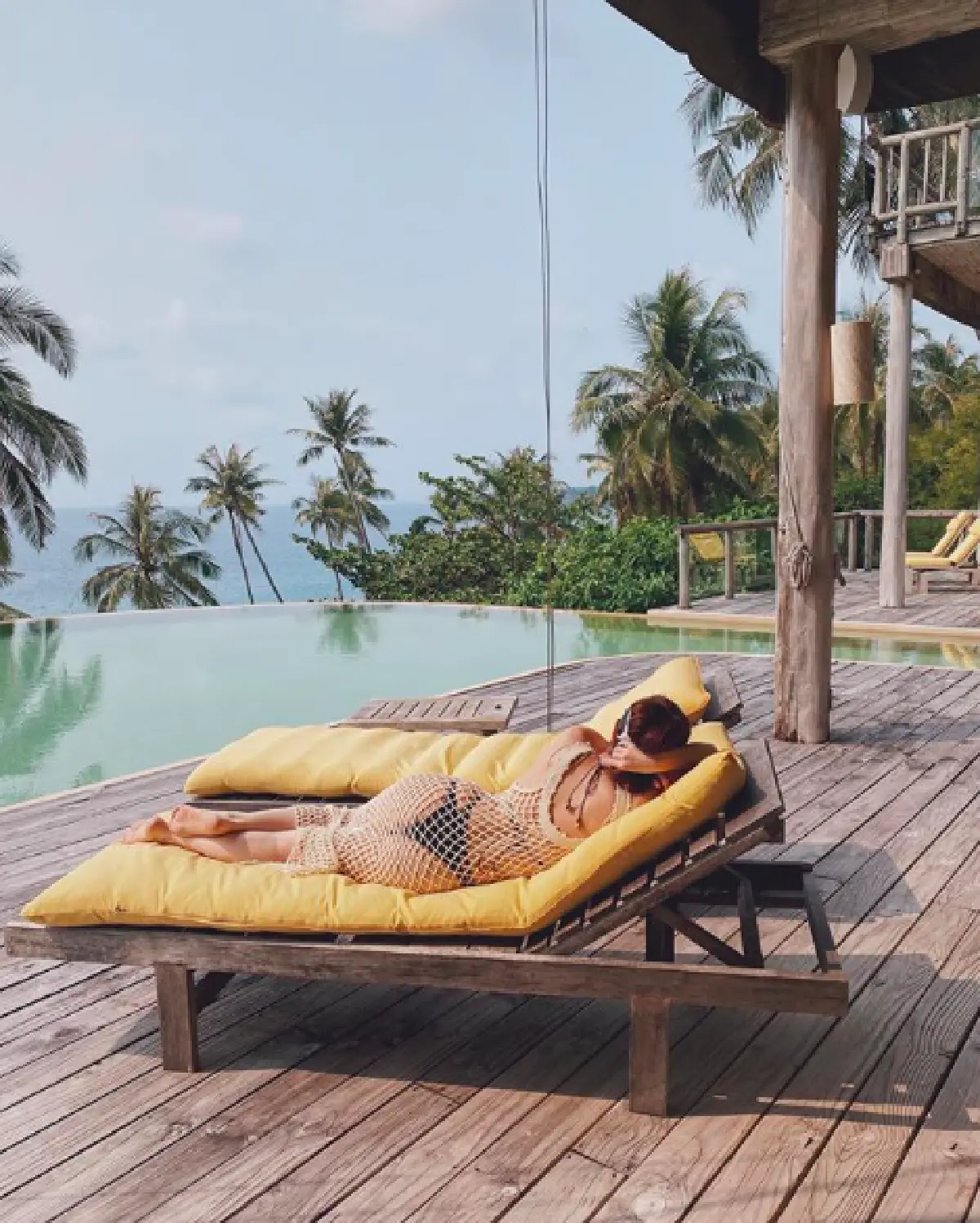 ด้านหลังยังขนาดนี้! “ลิเดีย” นอนอาบแดดแซ่บทะลุชุดตาข่ายออกมา