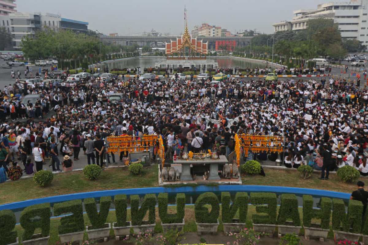 แฟลชม็อบ'นักเรียน-นักศึกษา'แรงต่อเนื่องผนึกพลังเรียกร้องประชาธิปไตยไล่เผด็จการ แฟลชม็อบ'นักเรียน-นักศึกษา'แรงต่อเนื่องผนึกพลังเรียกร้องประชาธิปไตยไล่เผด็จการ