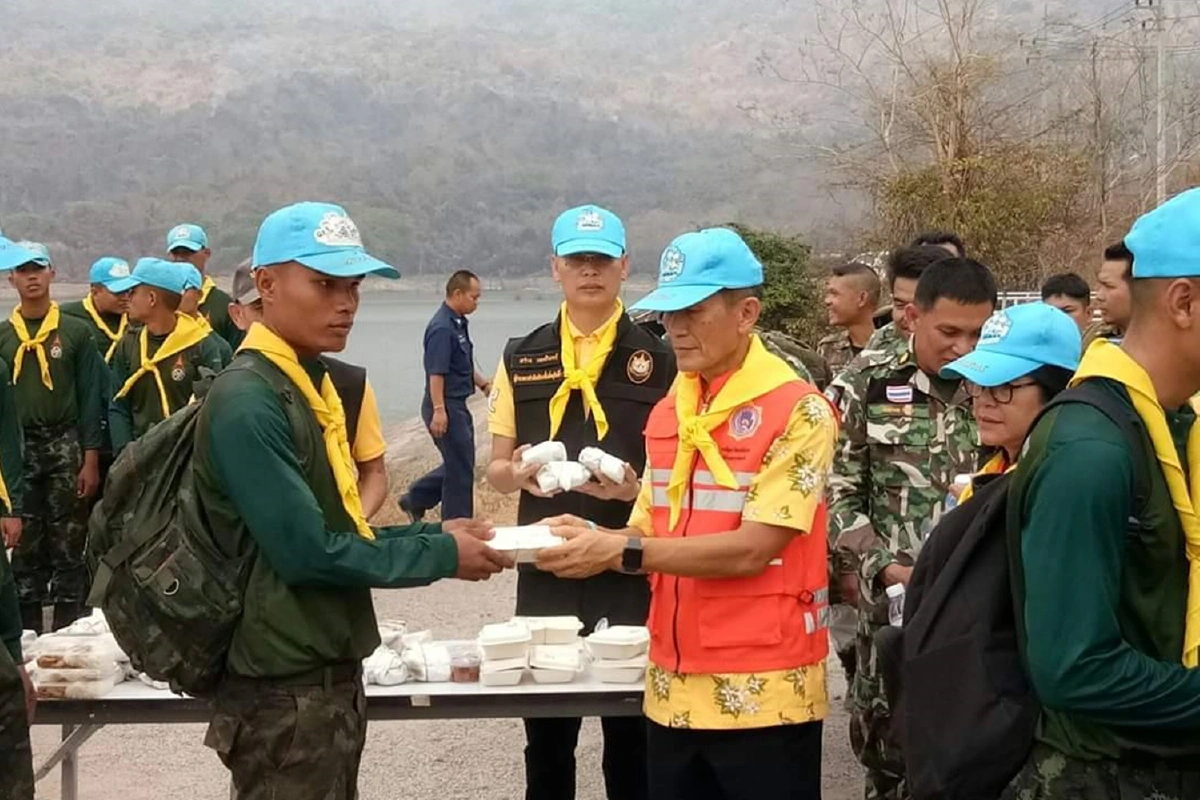 ในหลวงโปรดเกล้าฯตั้งโรงครัวพระราชทานเลี้ยงเจ้าหน้าที่ดับไฟป่าเขาใหญ่