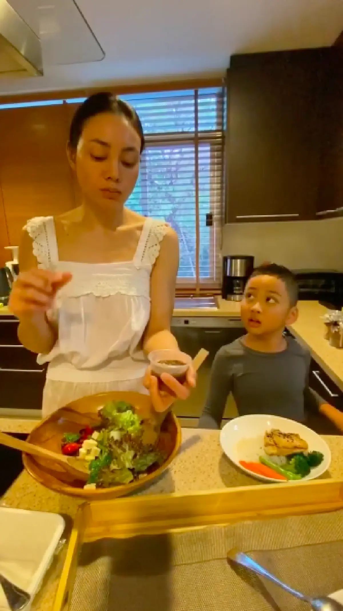 แม่ลูกสายเฮลตี้! “ตั๊ก-น้องข้าวหอม” พากันเข้าครัวทำอาหารเพื่อสุขภาพ