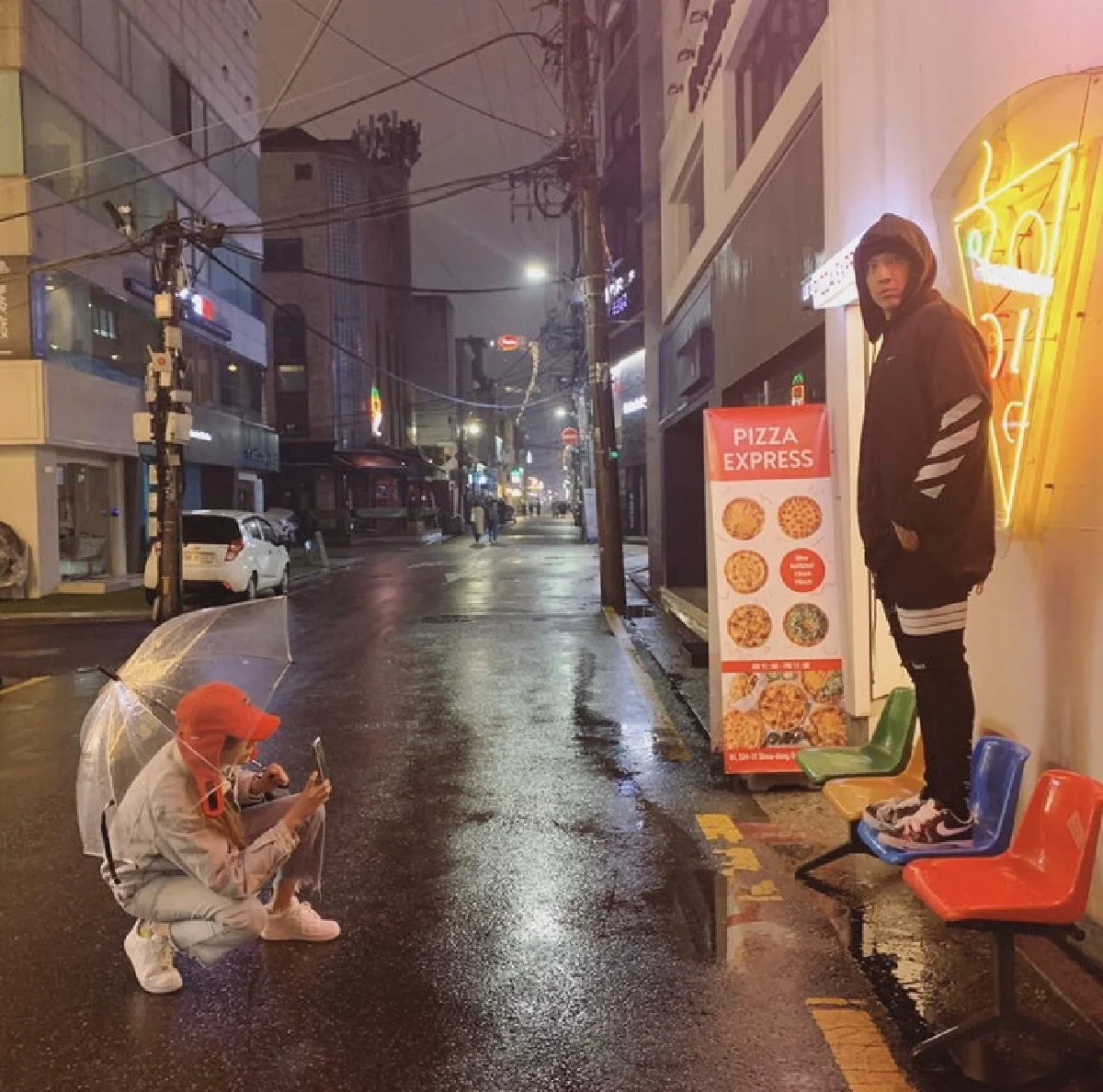 ดราม่าเดือด! “ป๊อก ภัสสรกรณ์” ขึ้นไปเหยียบเก้าอี้สาธารณะเพื่อถ่ายรูป