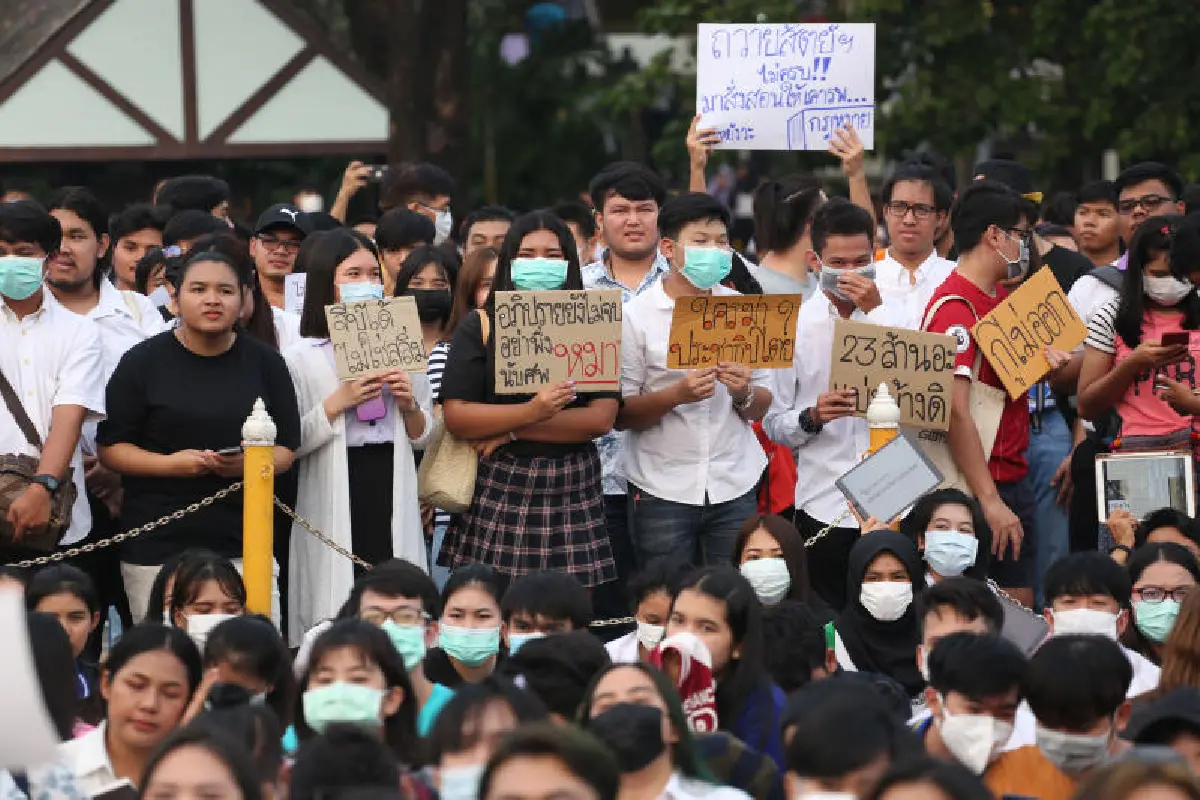 แฟลชม็อบ'นักเรียน-นักศึกษา'แรงต่อเนื่องผนึกพลังเรียกร้องประชาธิปไตยไล่เผด็จการ