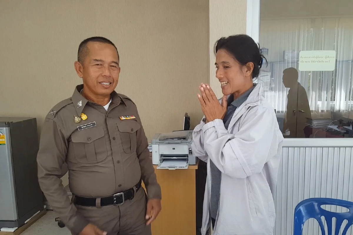 ดาบตำรวจน้ำดีเก็บกระเป๋าสตางค์ตกริมถนนคืนเจ้าของ หญิงสุดดีใจจะนำเงินไปใช้หนี้ธกส.