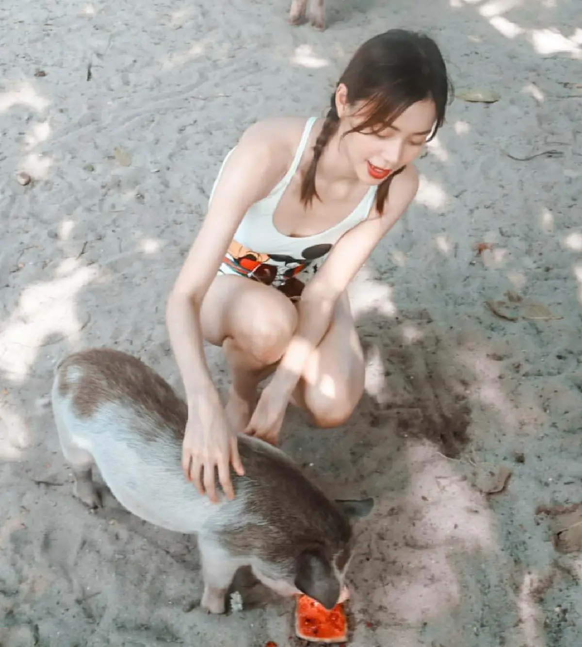 แซ่บมาก! นิวเคลียร์ นุ่งวันพีซอวดหุ่นเป๊ะ เริงร่าท่างกลางฝูงหมูป่าริมหาดทราย