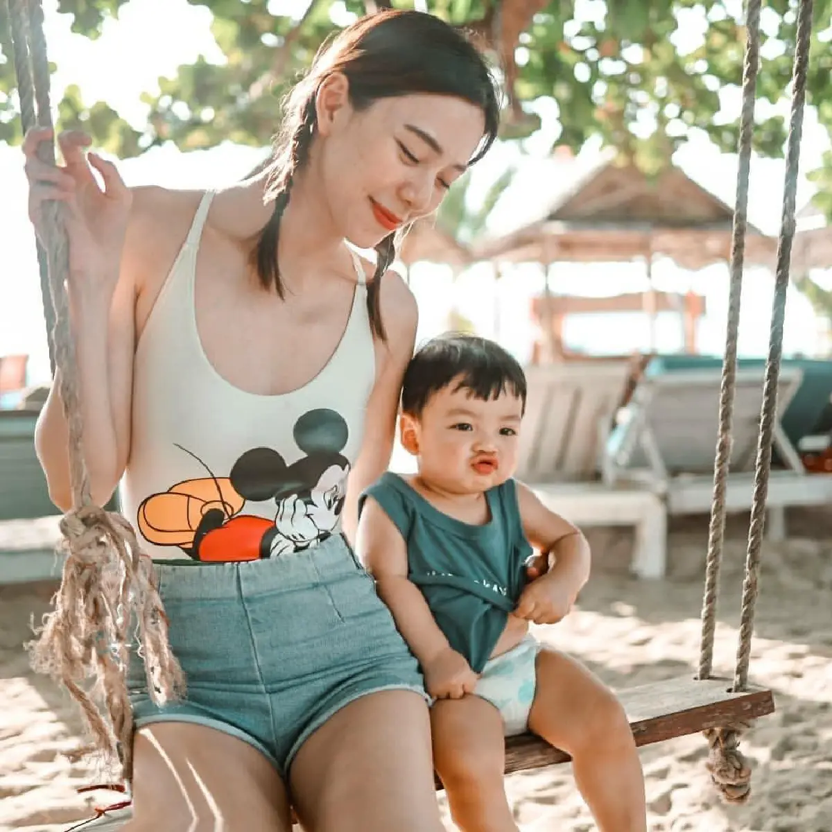 แซ่บมาก! นิวเคลียร์ นุ่งวันพีซอวดหุ่นเป๊ะ เริงร่าท่างกลางฝูงหมูป่าริมหาดทราย