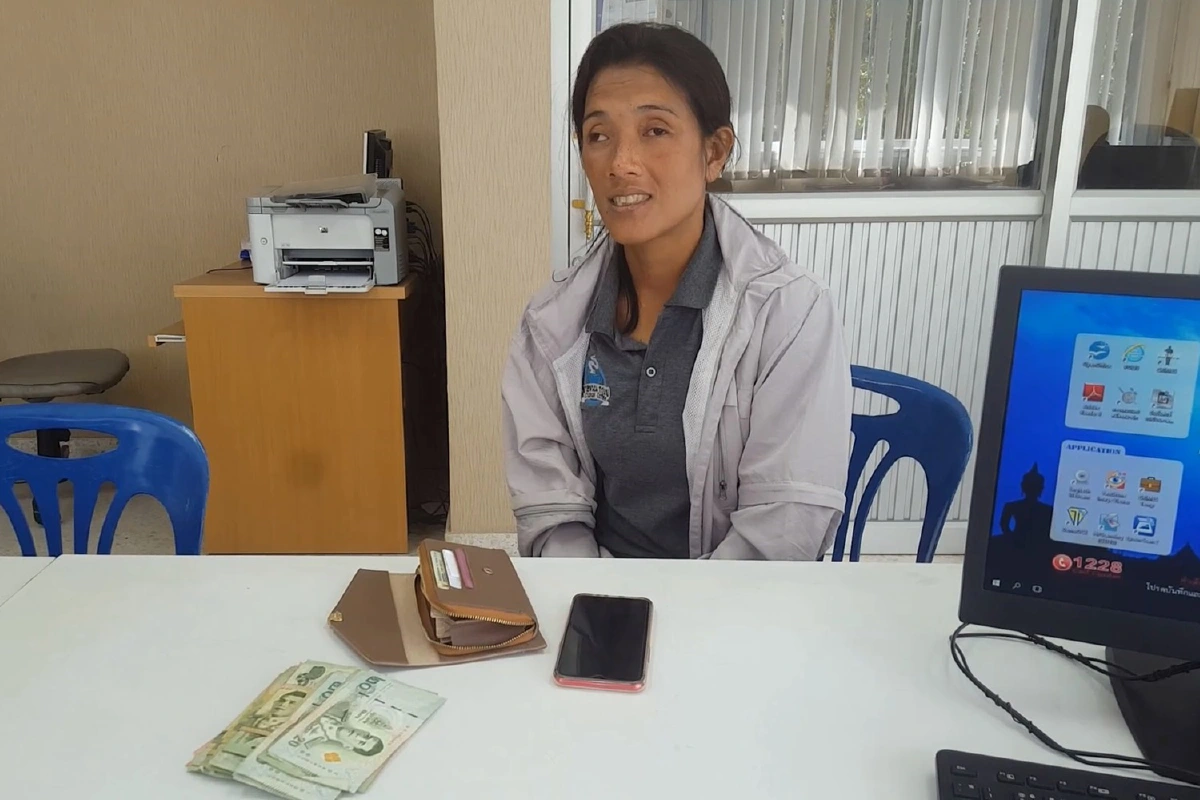 ดาบตำรวจน้ำดีเก็บกระเป๋าสตางค์ตกริมถนนคืนเจ้าของ หญิงสุดดีใจจะนำเงินไปใช้หนี้ธกส.