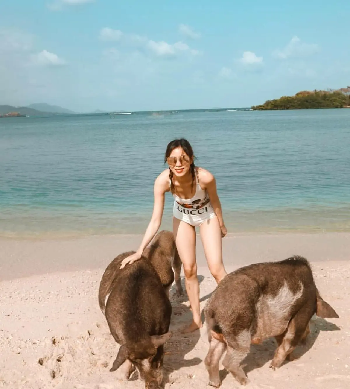 แซ่บมาก! นิวเคลียร์ นุ่งวันพีซอวดหุ่นเป๊ะ เริงร่าท่างกลางฝูงหมูป่าริมหาดทราย