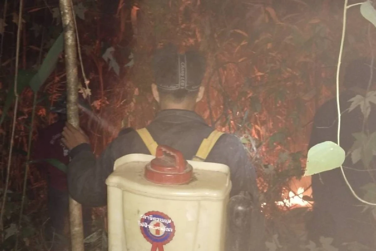 ชาวบ้านร่วมเจ้าหน้าที่อุทยานภูหินร่องกล้าช่วยดับไฟป่าทางขึ้นภูลมโล