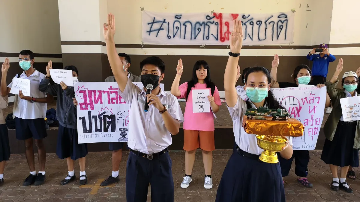 เด็กตรังจัดแฟลชม็อบรณรงค์ประชาธิปไตยต่อต้านเผด็จการจี้"ลุงตู่"ลาออก