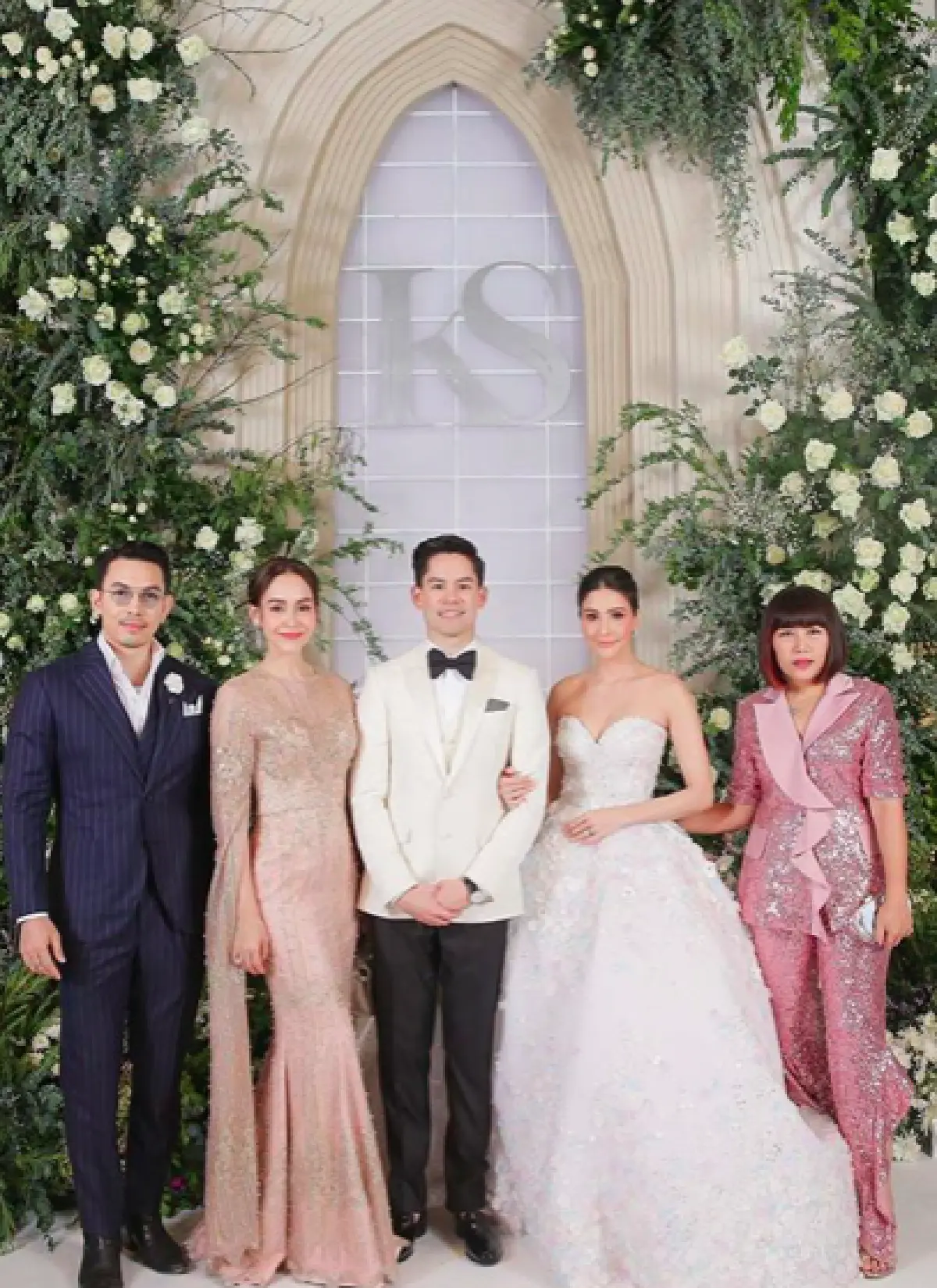 ส่องภาพเหล่าคนดัง-คนบันเทิงจากทุกแวดวงร่วมงานวิวาห์ “กรณ์-ศรีริต้า”