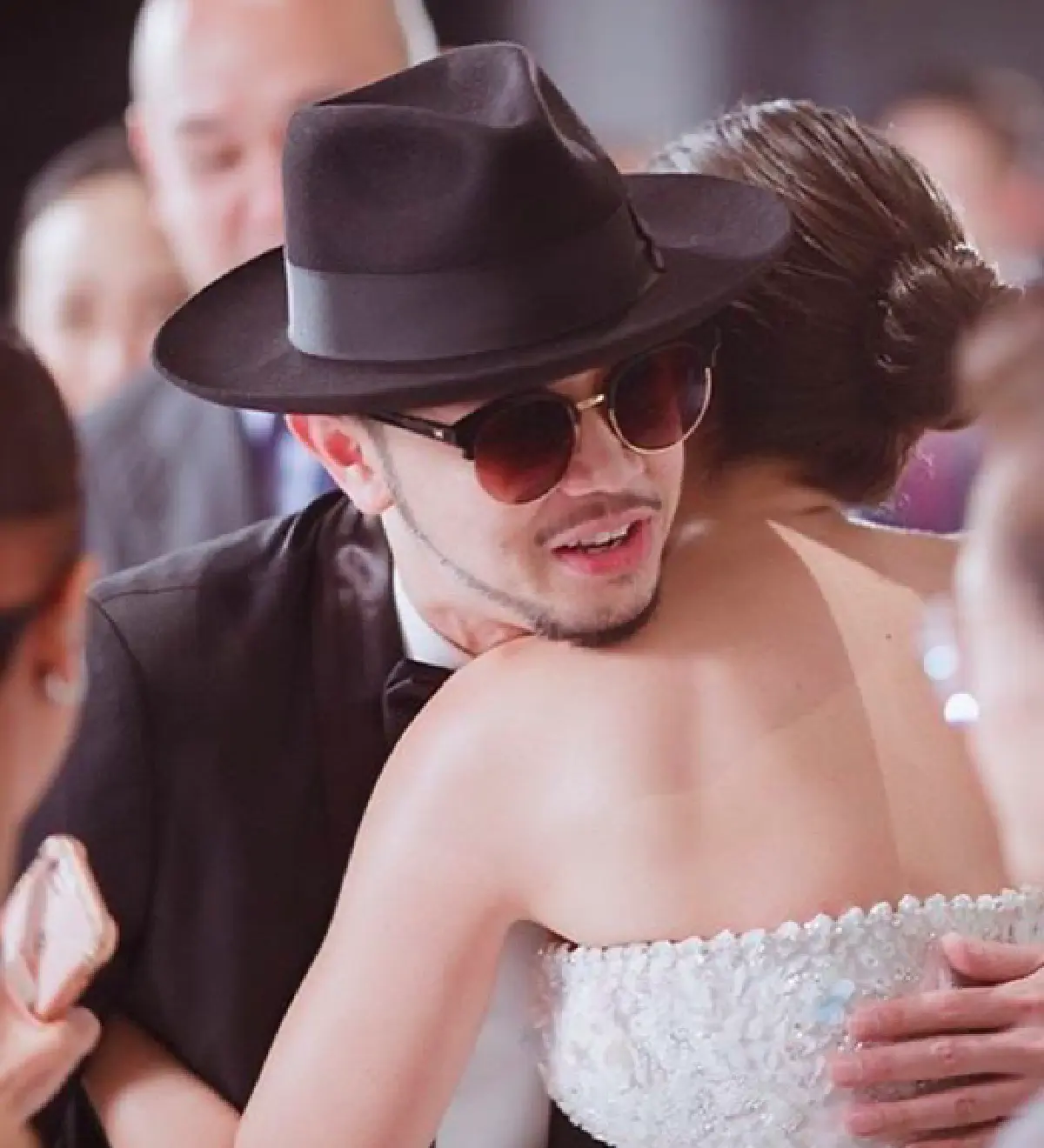 "ขันเงิน ไทยเทเนี่ยม" สวมกอด "ศรีริต้า" หลังพาครอบครัวร่วมงานแต่ง 