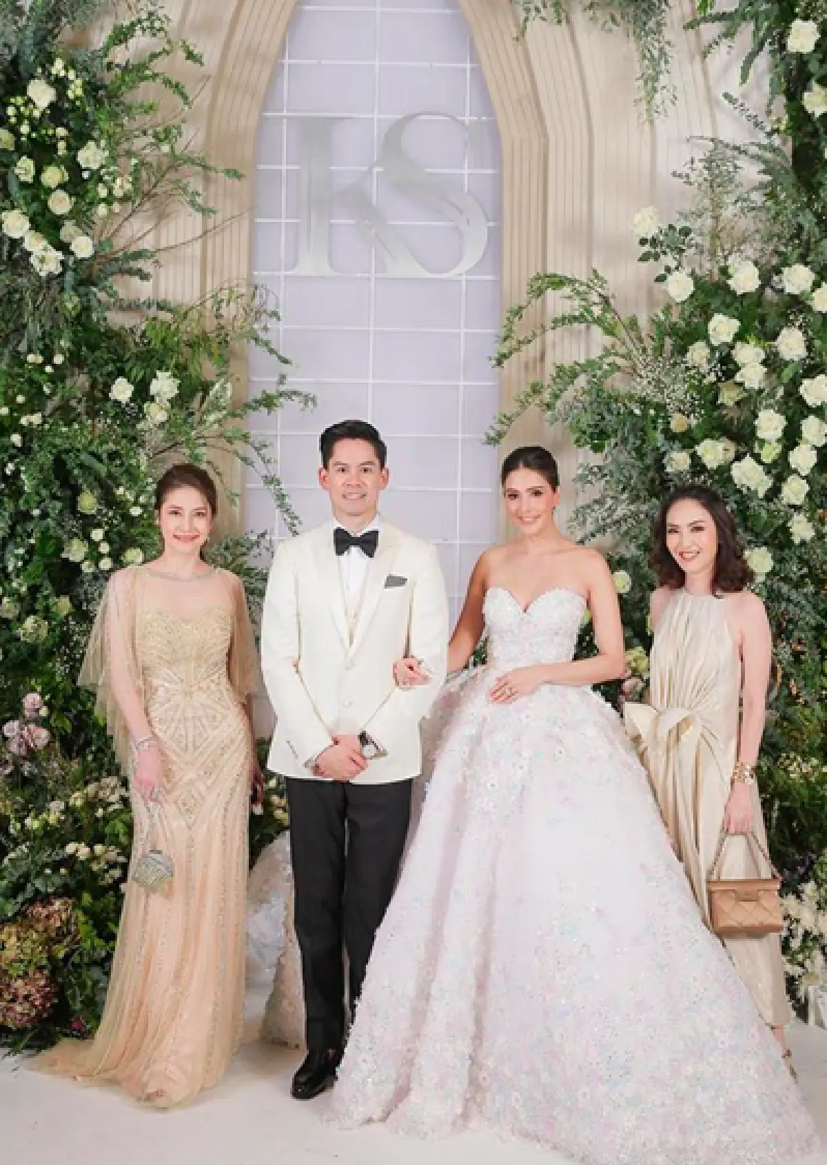 ส่องภาพเหล่าคนดัง-คนบันเทิงจากทุกแวดวงร่วมงานวิวาห์ “กรณ์-ศรีริต้า”