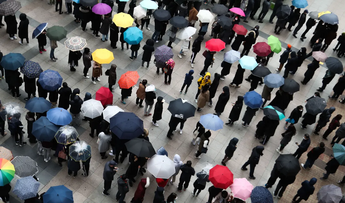 ชาวกรุงโซลต่อแถวยาวเหยียดรอคิวซื้อหน้ากากอนามัย