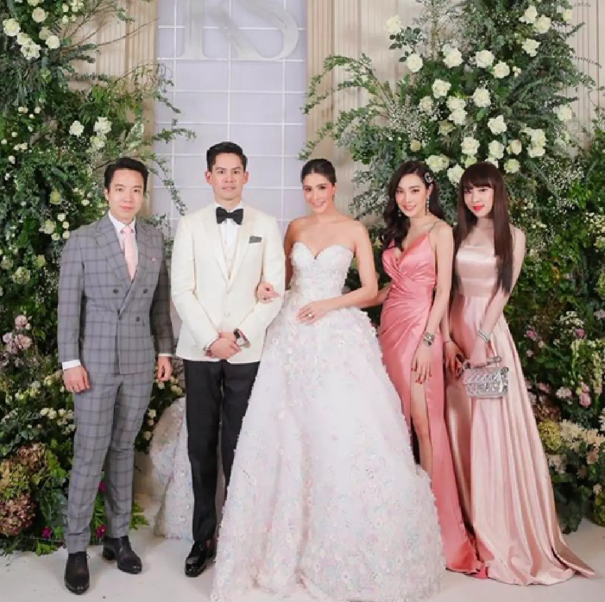 ส่องภาพเหล่าคนดัง-คนบันเทิงจากทุกแวดวงร่วมงานวิวาห์ “กรณ์-ศรีริต้า”