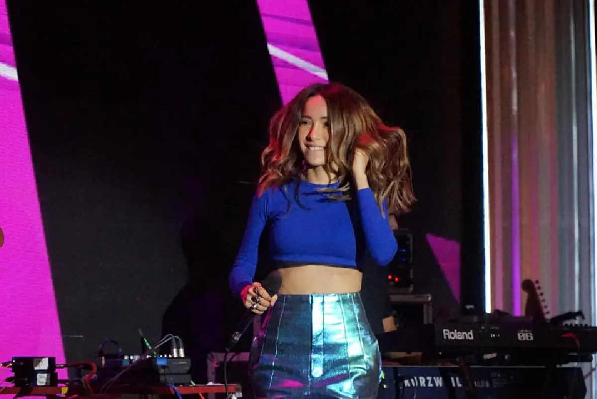 ปลอดภัยไว้ก่อน! “ปาล์มมี่” ใส่ถุงมือก่อนจับมือกับแฟนๆ ห่วงโควิด-19