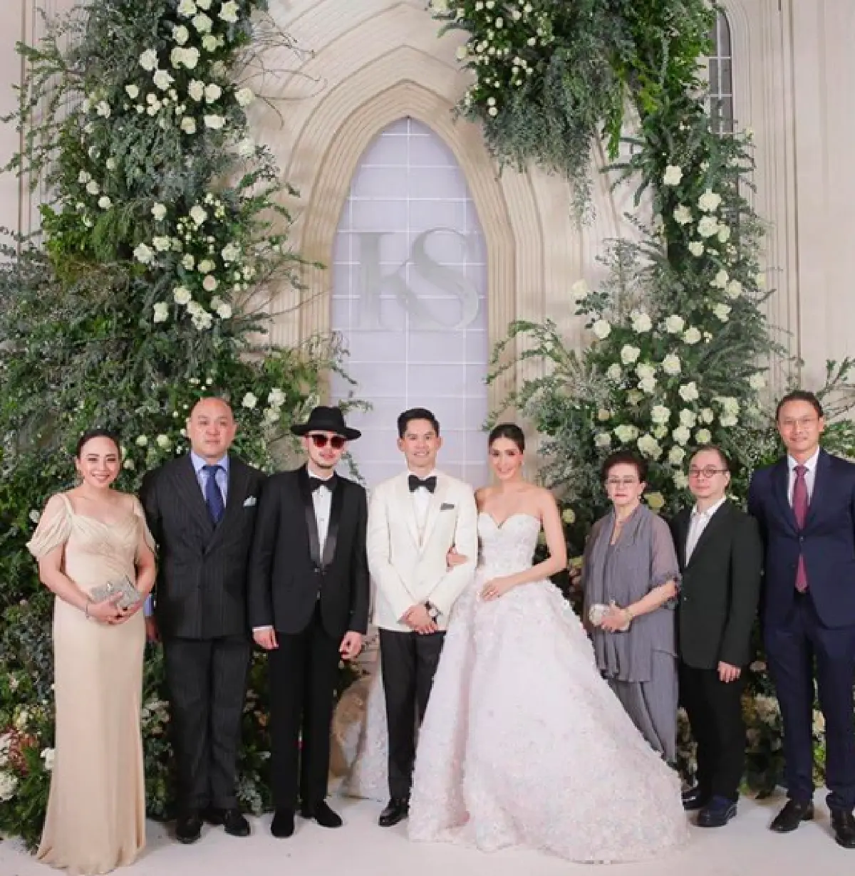 "ขันเงิน ไทยเทเนี่ยม" สวมกอด "ศรีริต้า" หลังพาครอบครัวร่วมงานแต่ง 