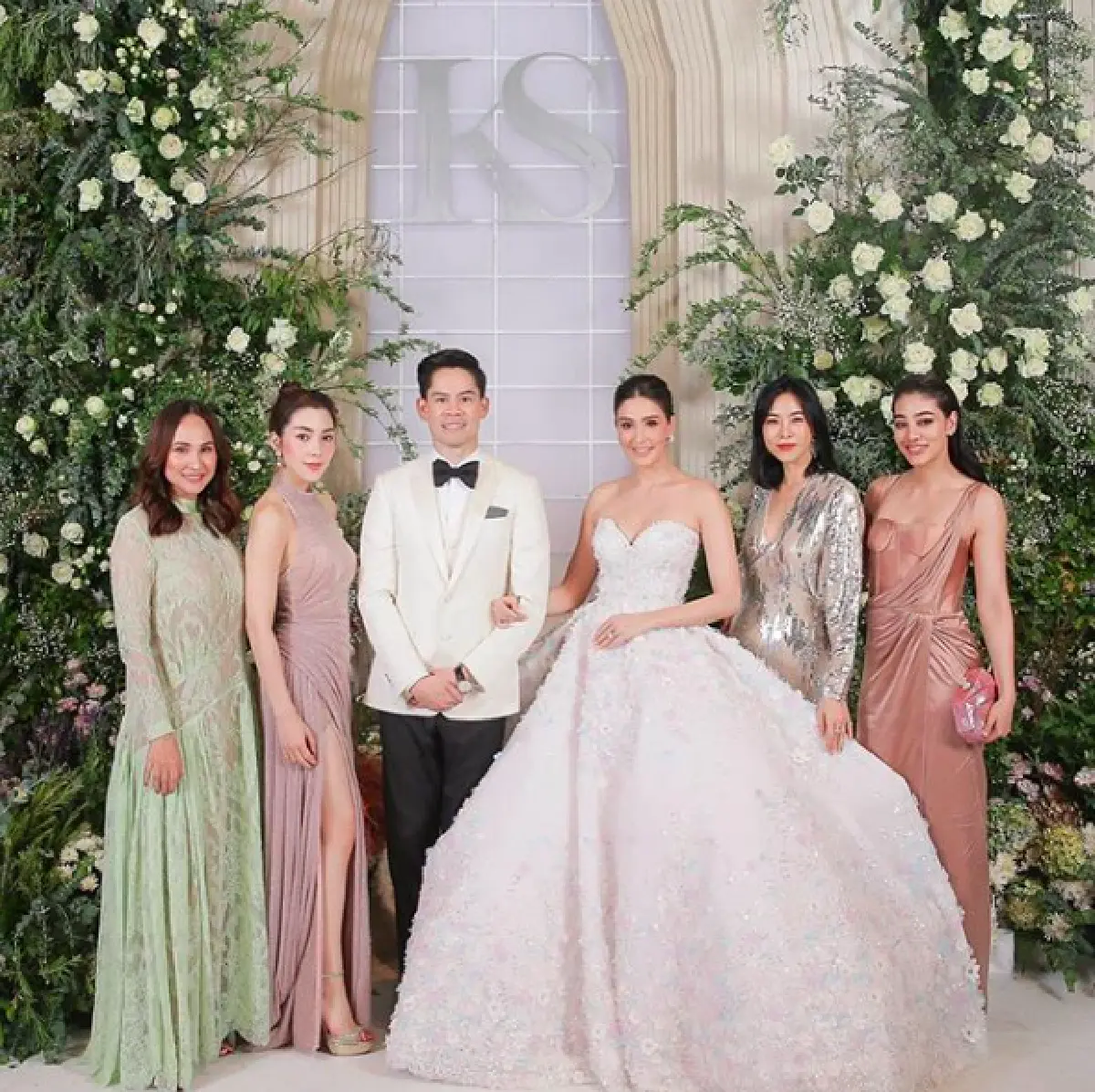 ส่องภาพเหล่าคนดัง-คนบันเทิงจากทุกแวดวงร่วมงานวิวาห์ “กรณ์-ศรีริต้า”