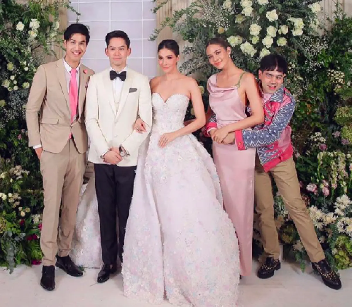 ส่องภาพเหล่าคนดัง-คนบันเทิงจากทุกแวดวงร่วมงานวิวาห์ “กรณ์-ศรีริต้า”