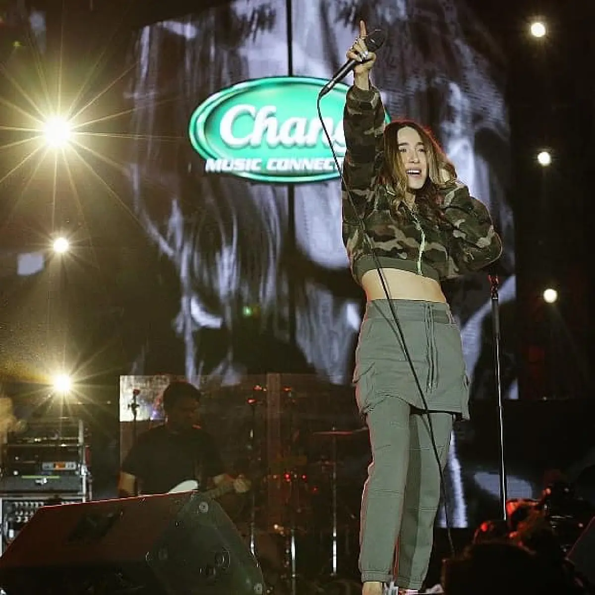 ปลอดภัยไว้ก่อน! “ปาล์มมี่” ใส่ถุงมือก่อนจับมือกับแฟนๆ ห่วงโควิด-19