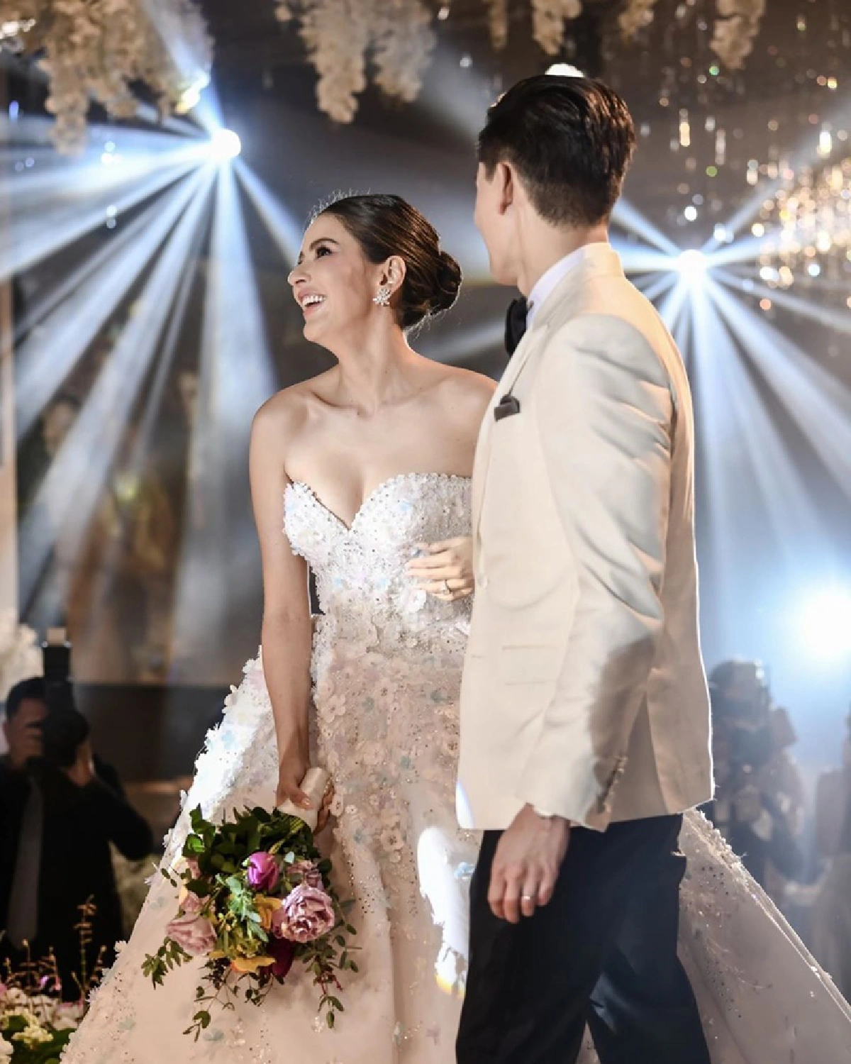 สมการรอคอย! "ศรีริต้า-กรณ์" จัดพิธีฉลองมงคลยิ่งใหญ่ หรูหรา และอลังการมาก