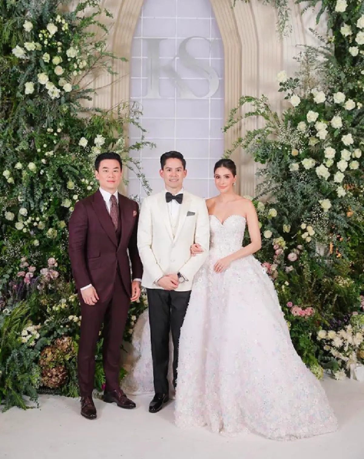 ส่องภาพเหล่าคนดัง-คนบันเทิงจากทุกแวดวงร่วมงานวิวาห์ “กรณ์-ศรีริต้า”