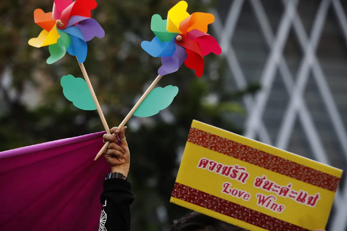 กลุ่มหลากหลายทางเพศชุมนุมแยกราชประสงค์จี้นายกฯลาออก