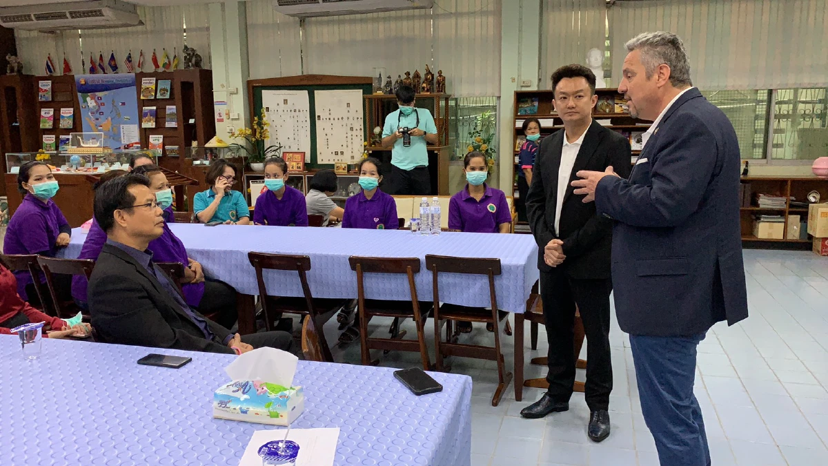 ร.ร.สวนกุหลาบเร่งฉีดพ่นฆ่าเชื้อไวรัส-แบคทีเรียโดยไม่ใช้สารเคมี