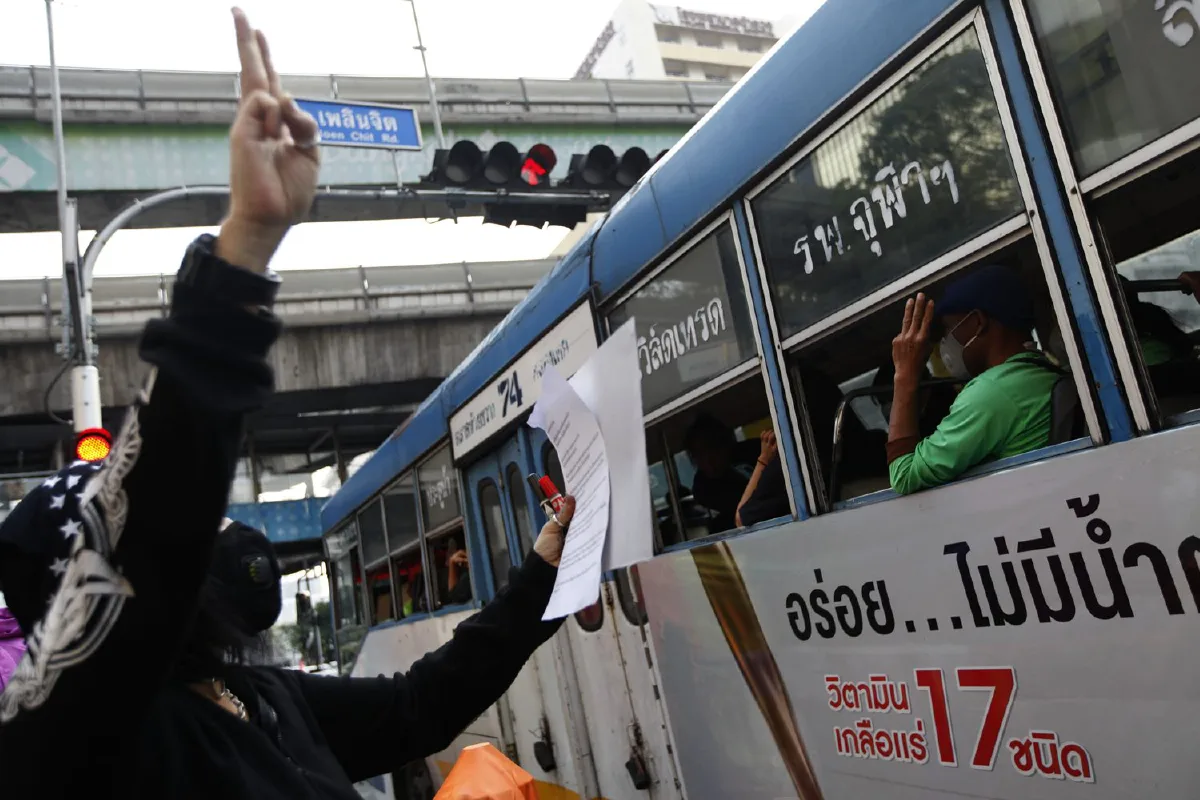 กลุ่มหลากหลายทางเพศชุมนุมแยกราชประสงค์จี้นายกฯลาออก