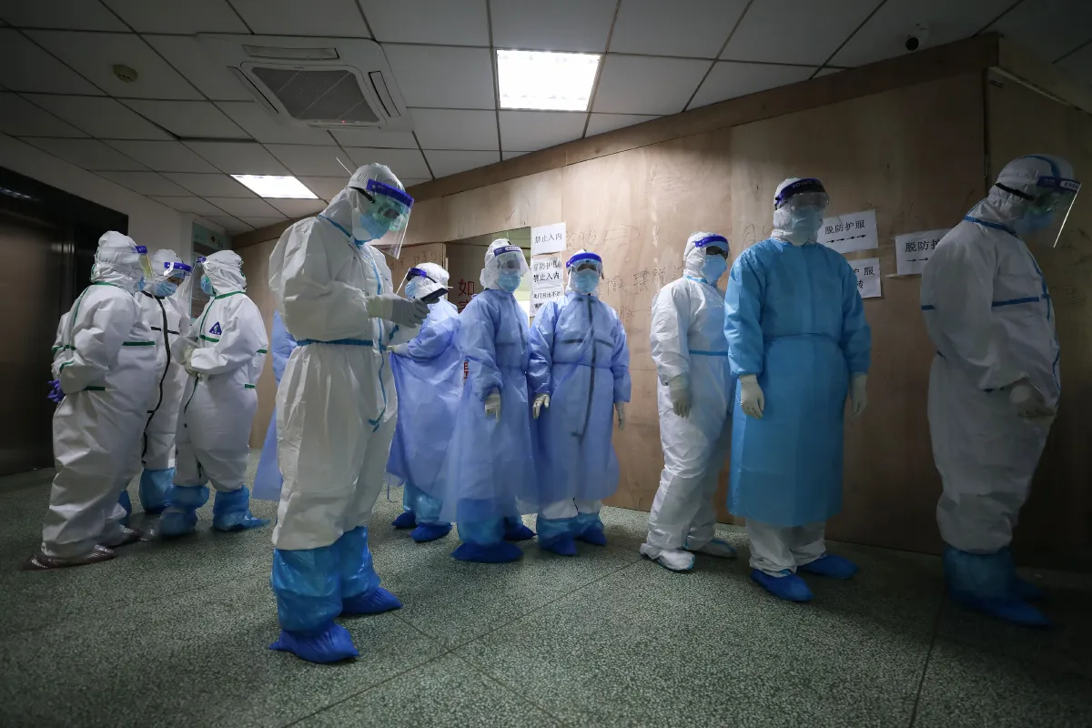 เขาสู้ไวรัสกันอย่างไร? ภาพทีมแพทย์และผู้ป่วยที่ต่อสู้ในแนวหน้าการระบาด