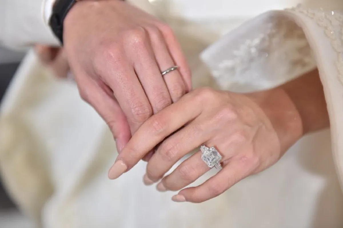 ซูมแหวนเจ้าสาวทุ่งลาเวนเดอร์ “ริต้า” เพชร 8 กะรัต กระแทกตาเบาๆ