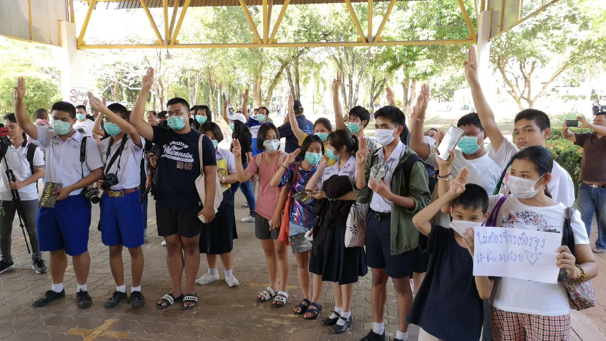 เด็กตรังจัดแฟลชม็อบรณรงค์ประชาธิปไตยต่อต้านเผด็จการจี้"ลุงตู่"ลาออก