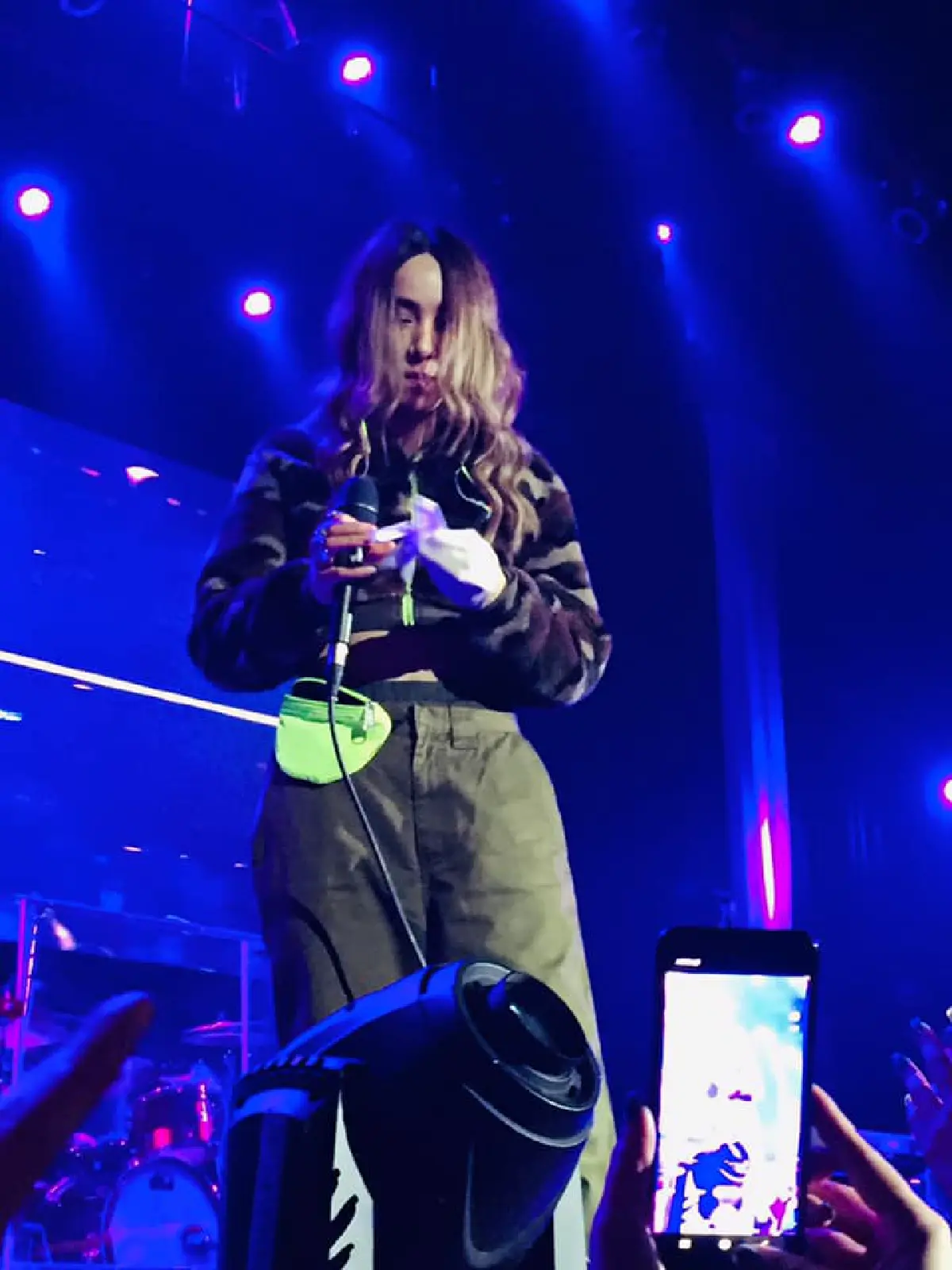 ปลอดภัยไว้ก่อน! “ปาล์มมี่” ใส่ถุงมือก่อนจับมือกับแฟนๆ ห่วงโควิด-19