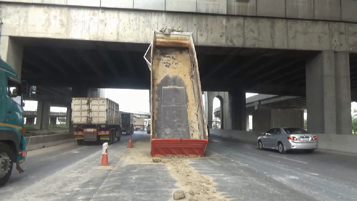 กระบะรถบรรทุกยกขึ้นเองชนคานทางด่วนเทดินเกลื่อนถนนยาวกว่า 200 เมตร