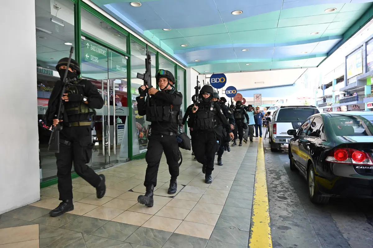 รปภ.ฟิลิปปินส์คลั่งถูกเลิกจ้าง จับตัวประกันหวังยึดอำนาจผู้บริหารห้าง