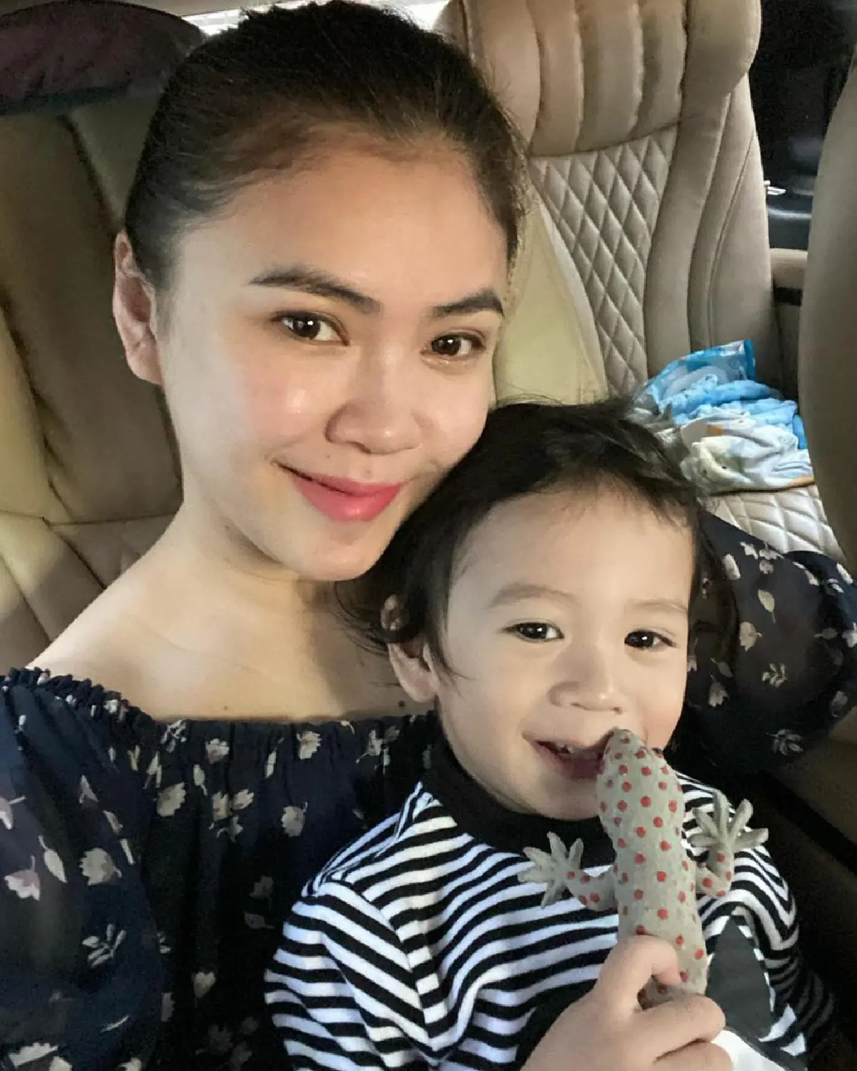 เอ็นดูหนักมาก! "น้องโพธิ์" ติดตุ๊กแกขนาดที่ว่าพกไปด้วยทุกที่